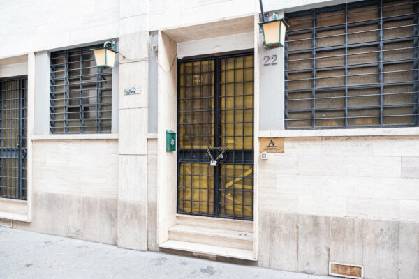 Torino, alcune immagini dell’Asso di bastoni in Via Cellini 22 dopo l’aggressione ai danni di un giornalista