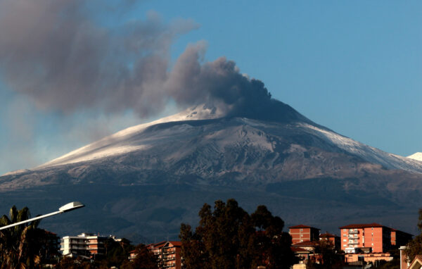 Etna, ripresa eruzione vulcanica: disagi al traffico aereo di Catania