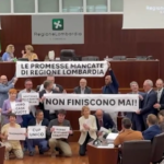 Lombardia, flash mob opposizioni: “Promesse mancate della Regione non finiscono mai”