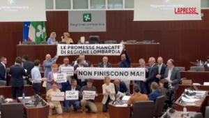 Lombardia, flash mob opposizioni: “Promesse mancate della Regione non finiscono mai”
