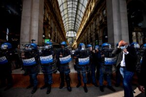 Milano in piazza per la Palestina, la manifestazione in Duomo