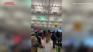 New York, prende fuoco una scala mobile all’aeroporto JFK: evacuato il terminal
