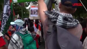 Usa, proteste contro Netanyahu: polizia usa spray al peperoncino