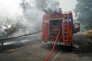 Incendi, evacuate 500 persone da residence a Vieste