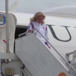 Parigi 2024, Jill Biden arriva nella capitale francese in tuta Usa