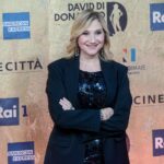 Serena Bortone, lo specchio autografato da Pistoletto e poi portato a casa: nuovo caso in Rai