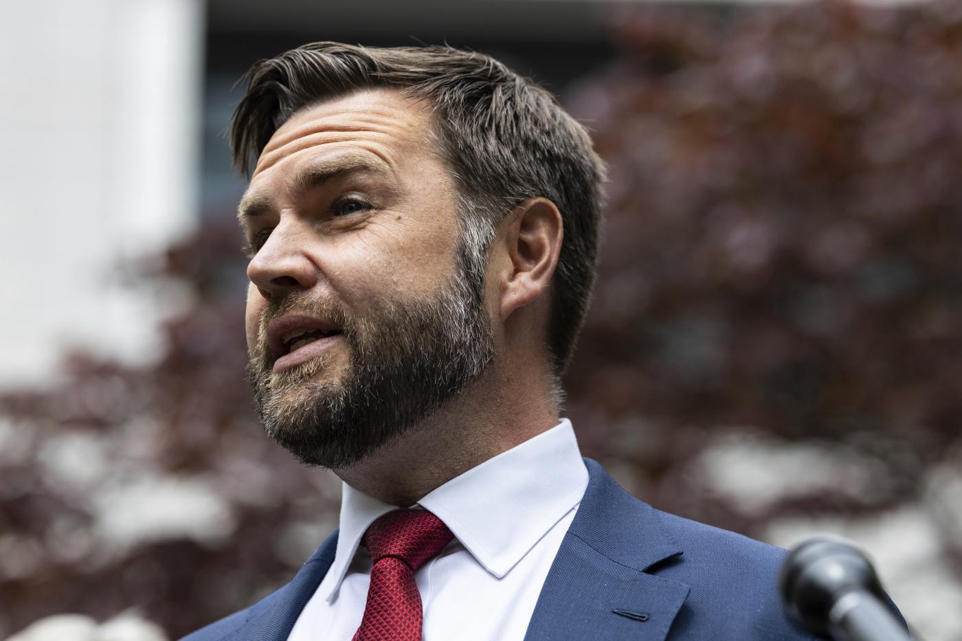 JD Vance contro Kamala Harris e le donne senza figli, torna virale l’intervista al candidato vice di Trump