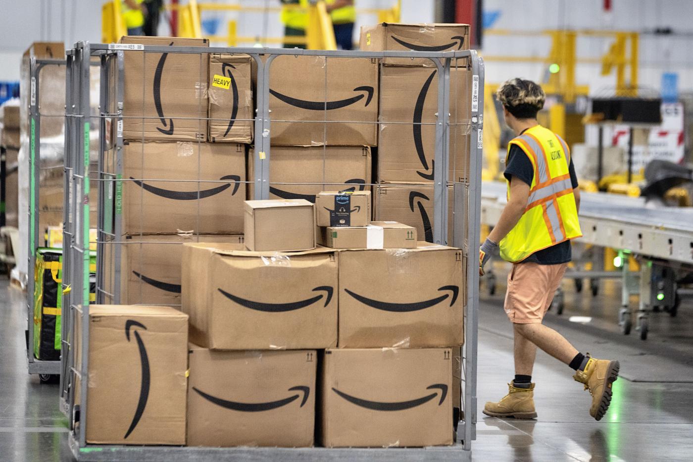 Amazon, chi è il “presidente”: ras degli appalti indagato per caporalato e frode