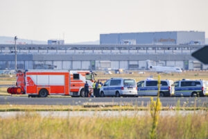 Clima, attivisti bloccano aeroporto Francoforte: oltre 50 voli dirottati