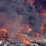 California, incendio in un deposito di auto: decine di veicoli in fiamme