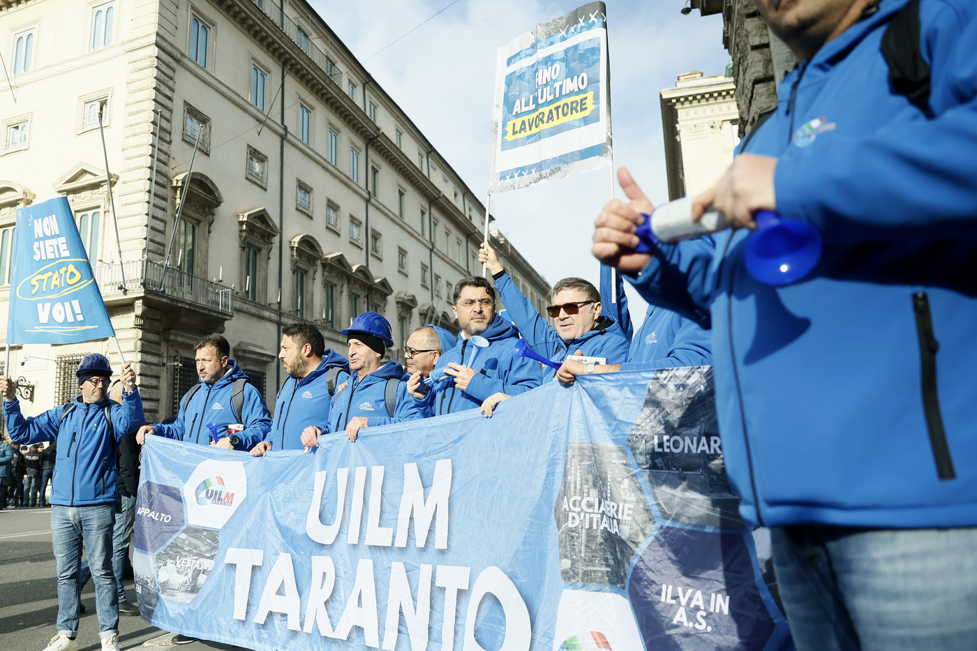 Ex Ilva, sindacati: “Accordo su cassa integrazione straordinaria per 4050 lavoratori”