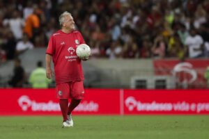 L'ex stella del calcio brasiliano Zico in campo per beneficenza alla partita delle Stelle al Maracana di Rio de Janeiro