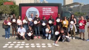 G20, proteste a Rio de Janeiro contro la fame nel mondo: piatti vuoti al summit