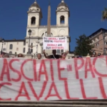 Roma, flash mob animalista in Piazza di Spagna: “Lasciate in pace i cavalli”