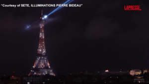 Parigi 2024: spettacolo di luci sulla Torre Eiffel durante la cerimonia di inaugurazione