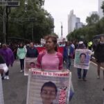 Messico, scendono in piazza le famiglie degli studenti rapiti ad Ayotzinapa