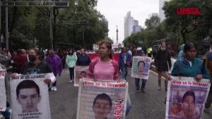 Messico, scendono in piazza le famiglie degli studenti rapiti ad Ayotzinapa