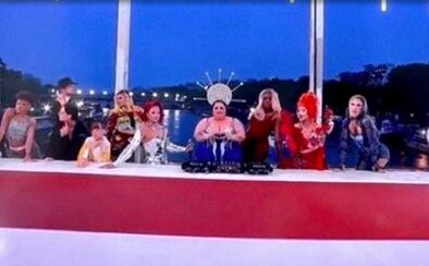 Parigi 2024, Drag Queen in posa come l’Ultima Cena: la destra italiana critica la cerimonia d’apertura