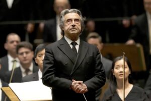 Riccardo Muti, direttore della Chicago Symphony Orchestra dirige l'orchestra e il coro nella Missa Solemnis di Beethoven a Chicago