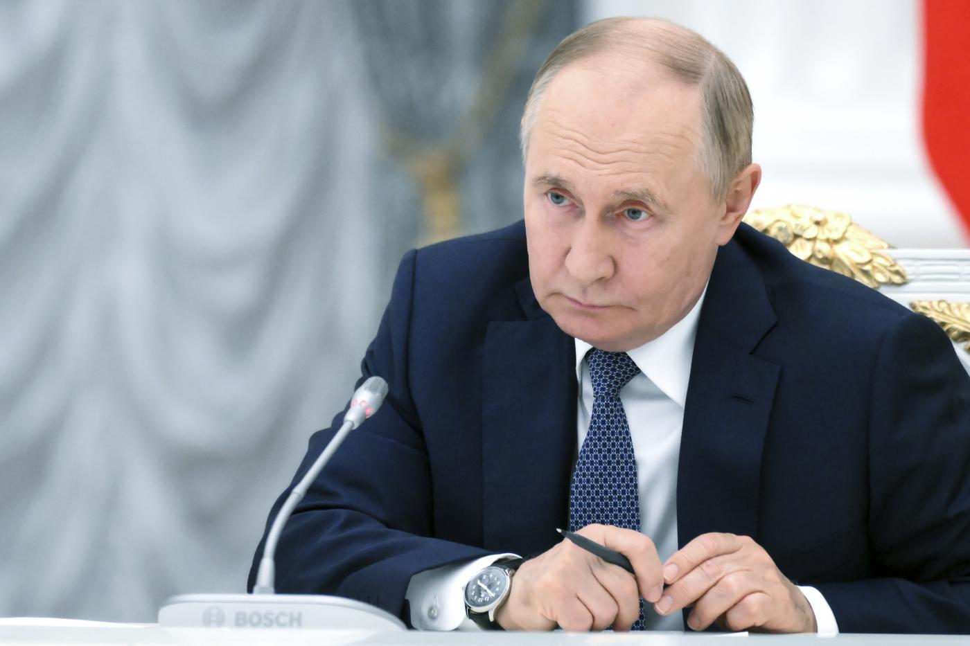 Russia, Putin: “Pronti a riavviare produzione missili medio raggio”