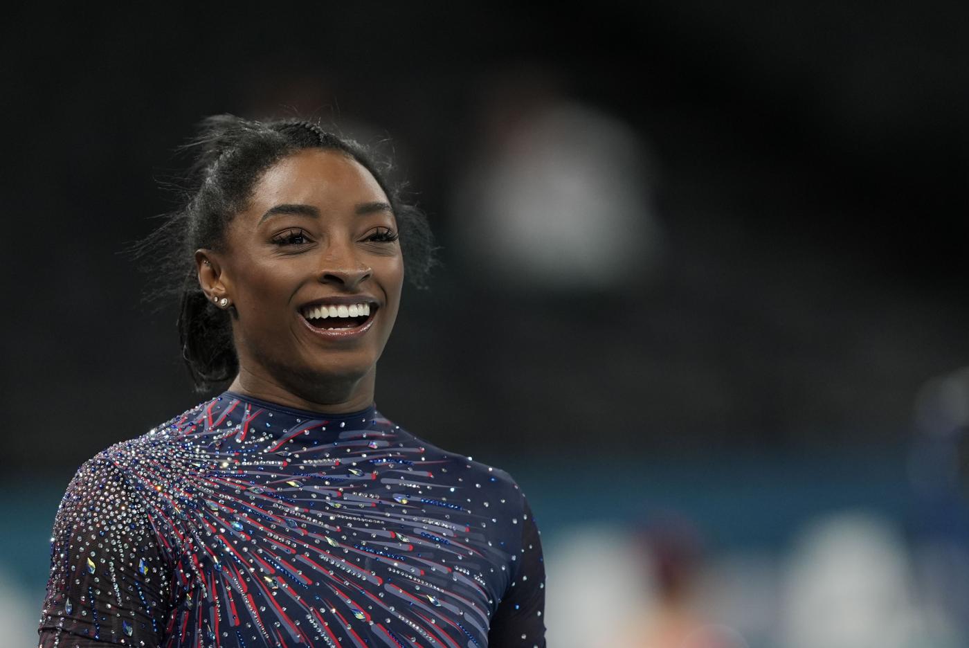 Parigi 2024, da Tom Cruise ad Ariana Grande: parata di star per l’esordio di Simone Biles