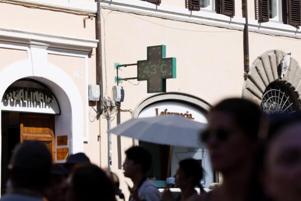 Caldo, turisti si rinfrescano alla fontana della Barcaccia