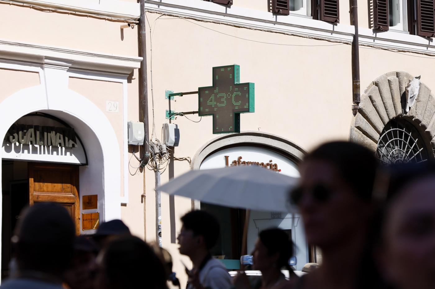 Caldo, domenica da bollino rosso in sei città