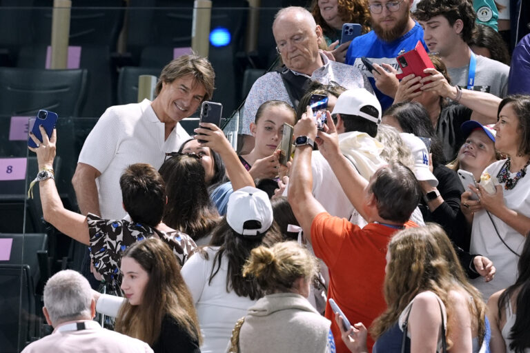 Parigi 2024, da Tom Cruise ad Ariana Grande: parata di star per l’esordio di Simone Biles