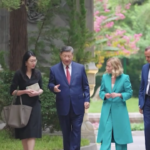 Italia-Cina, Meloni e Xi Jinping passeggiano nei giardini della Diaoyutai State House
