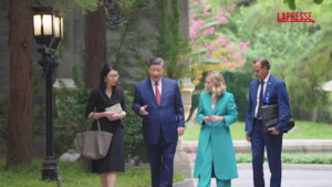 Italia-Cina, Meloni e Xi Jinping passeggiano nei giardini della Diaoyutai State House