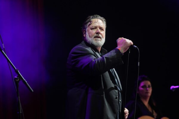 Russell Crowe si esibisce al Glastonbury Festival