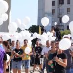 Funerali Scampia, centinaia di palloncini bianchi per l’ultimo saluto alle vittime del crollo