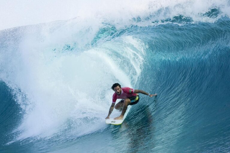 Parigi 2024, le spettacolari immagini delle gare di surf