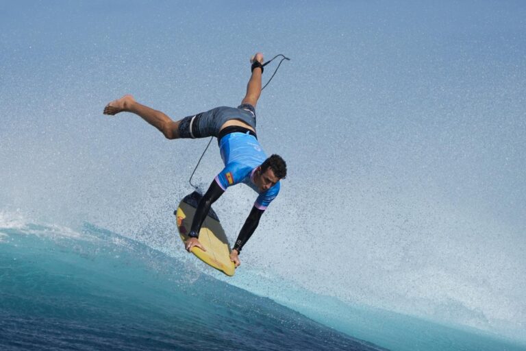 Parigi 2024, le spettacolari immagini delle gare di surf