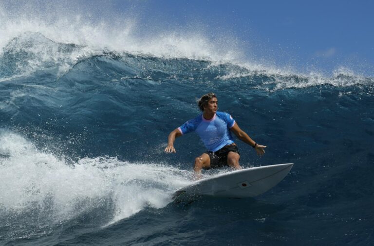 Parigi 2024, le spettacolari immagini delle gare di surf