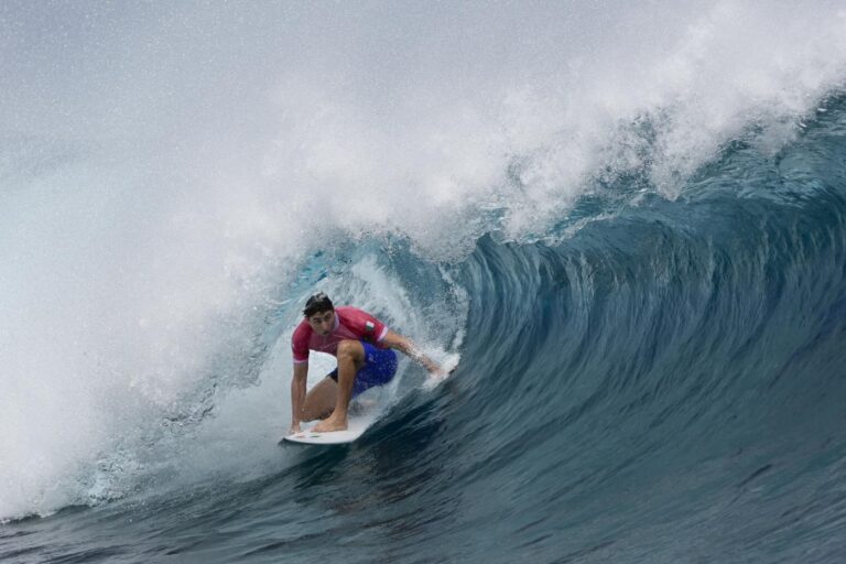Parigi 2024, le spettacolari immagini delle gare di surf