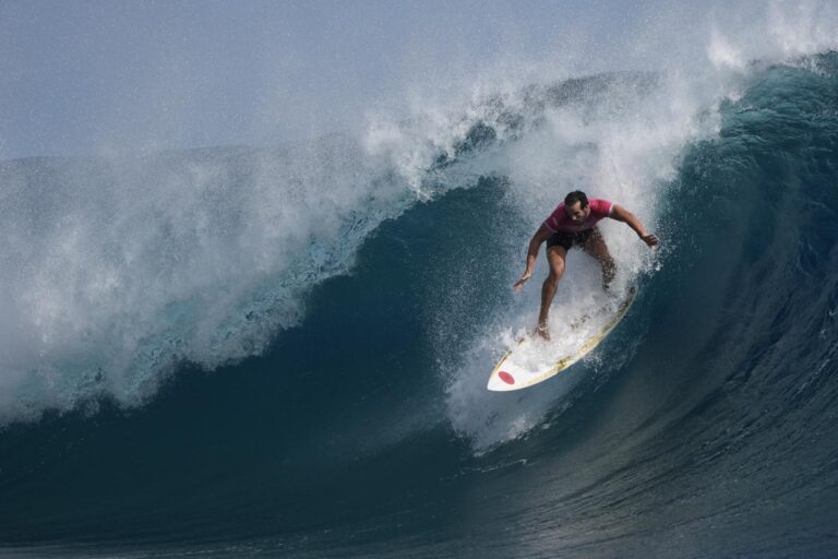 Parigi 2024, le spettacolari immagini delle gare di surf