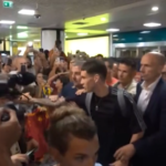 Roma, Soulè atterrato a Fiumicino: bagno di folla dei tifosi giallorossi