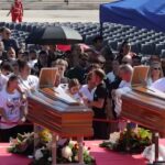 Crollo Scampia, ai funerali delle tre vittime sedie vuote per il caldo