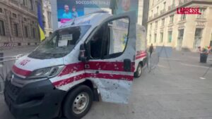 Ambulanza mitragliata dai russi esposta in piazza a Milano: “Monito per tenere alta l’attenzione”