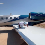 Sfera Ebbasta, l’allenamento anche d’estate: fa flessioni sul jet