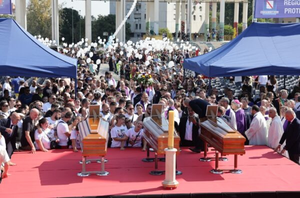 Crollo Scampia, i funerali delle tre vittime