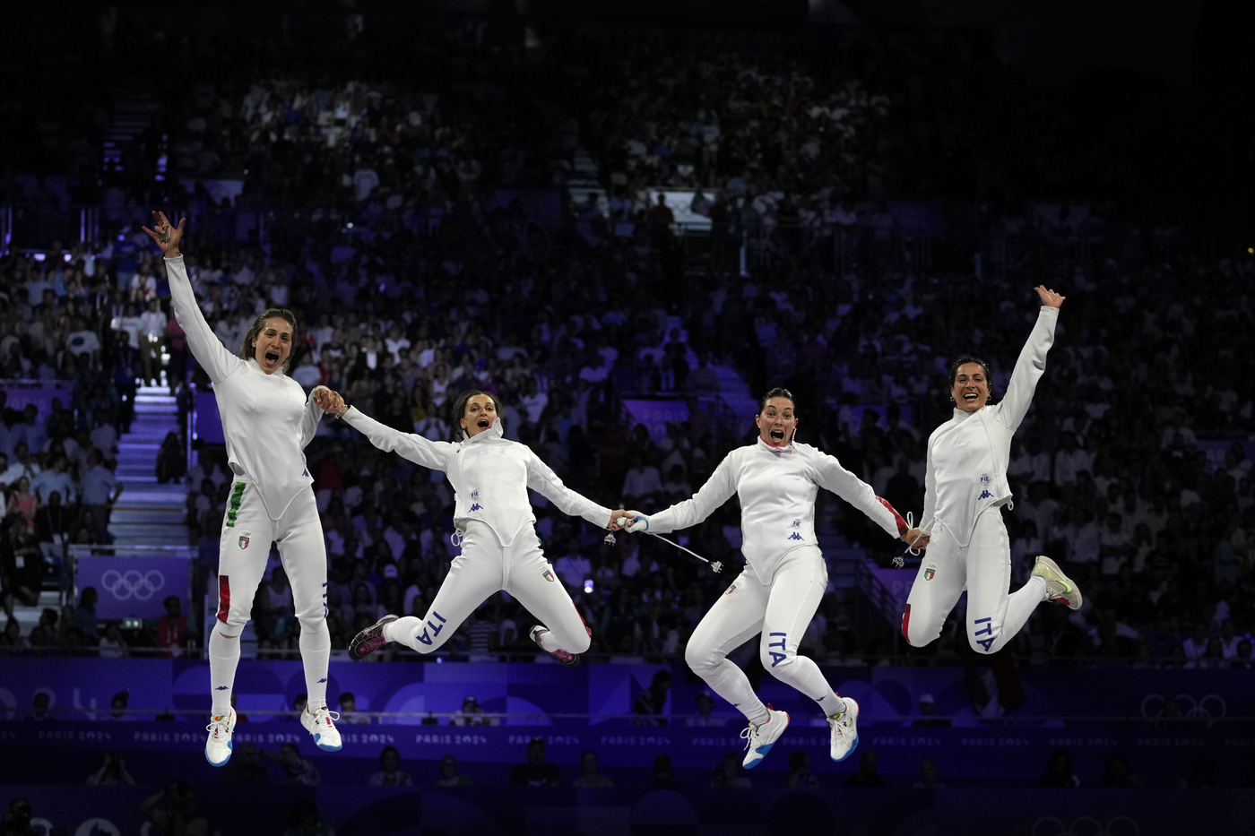 Parigi 2024, oro Italia nella spada a squadre femminile. Argento nella ginnastica artistica, Paltrinieri bronzo negli 800 sl
