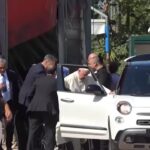 Roma, Papa Francesco visita a sorpresa i giostrai di Ostia
