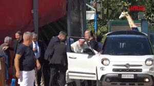 Roma, Papa Francesco visita a sorpresa i giostrai di Ostia