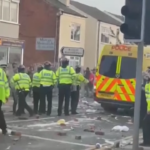 Regno Unito, scontri tra polizia e dimostranti davanti a moschea a Southport
