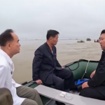 Corea del Nord, Kim Jong Un visita le zone alluvionate del Paese a bordo di un gommone