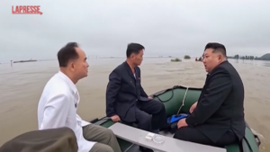 Corea del Nord, Kim Jong Un visita le zone alluvionate del Paese a bordo di un gommone