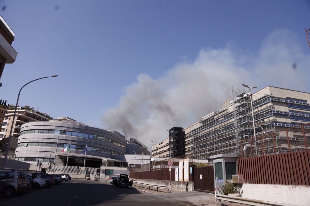 Galleria foto 'Roma, incendio a Monte Mario: alta colonna di fumo nero' - foto 4