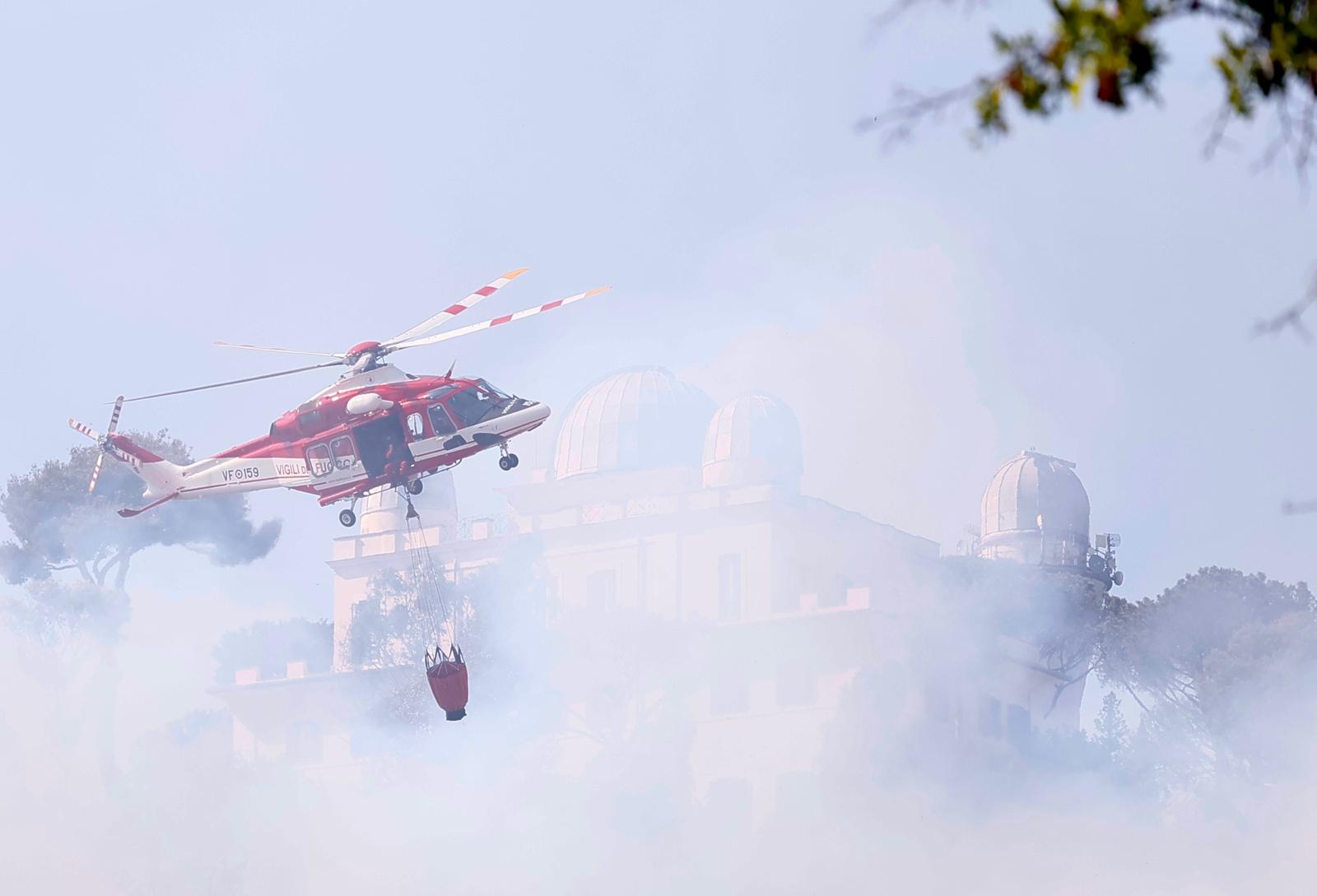 Roma, incendio a Monte Mario: alta colonna di fumo nero